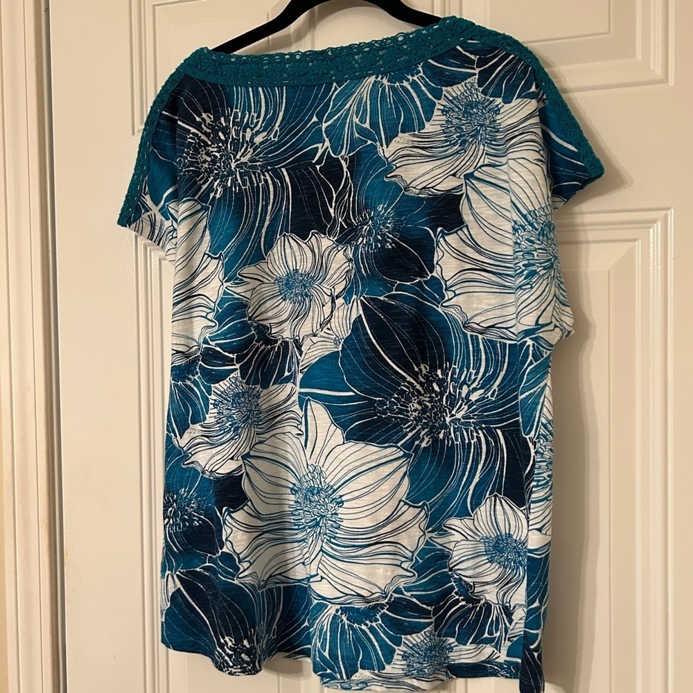 Chico's Size 2 Exploded Garden Lace-Trim Dolman Top in
Cozumel Blue, NWT - Picture 3 of 12